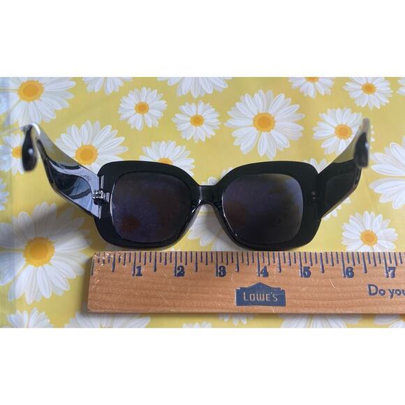 Charming Charlie Black sunglasses with Pearl accents - Picture 4 of 6